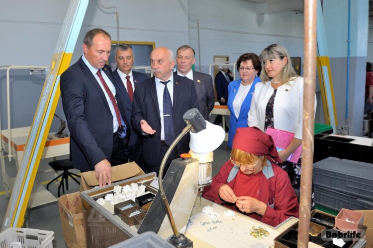 Надежная продукция. Министр труда и соцзащиты Андрей Лобович посетил Бобруйский филиал УП «Светоприбор»