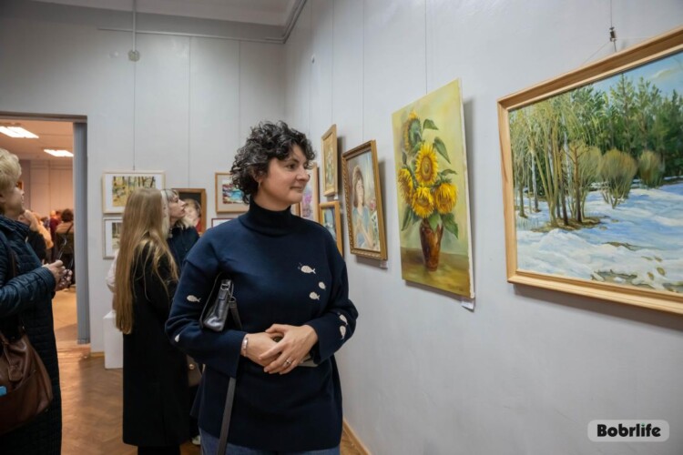 «С любовью в сердце»: в Бобруйском художественном музее открылась выставка ко Дню матери