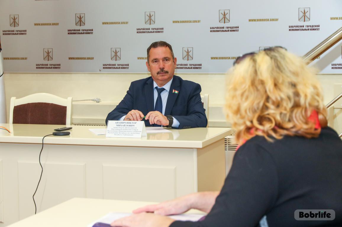Услышать и найти решение. Сенатор Виктор Ананич провел личный прием граждан в Бобруйске