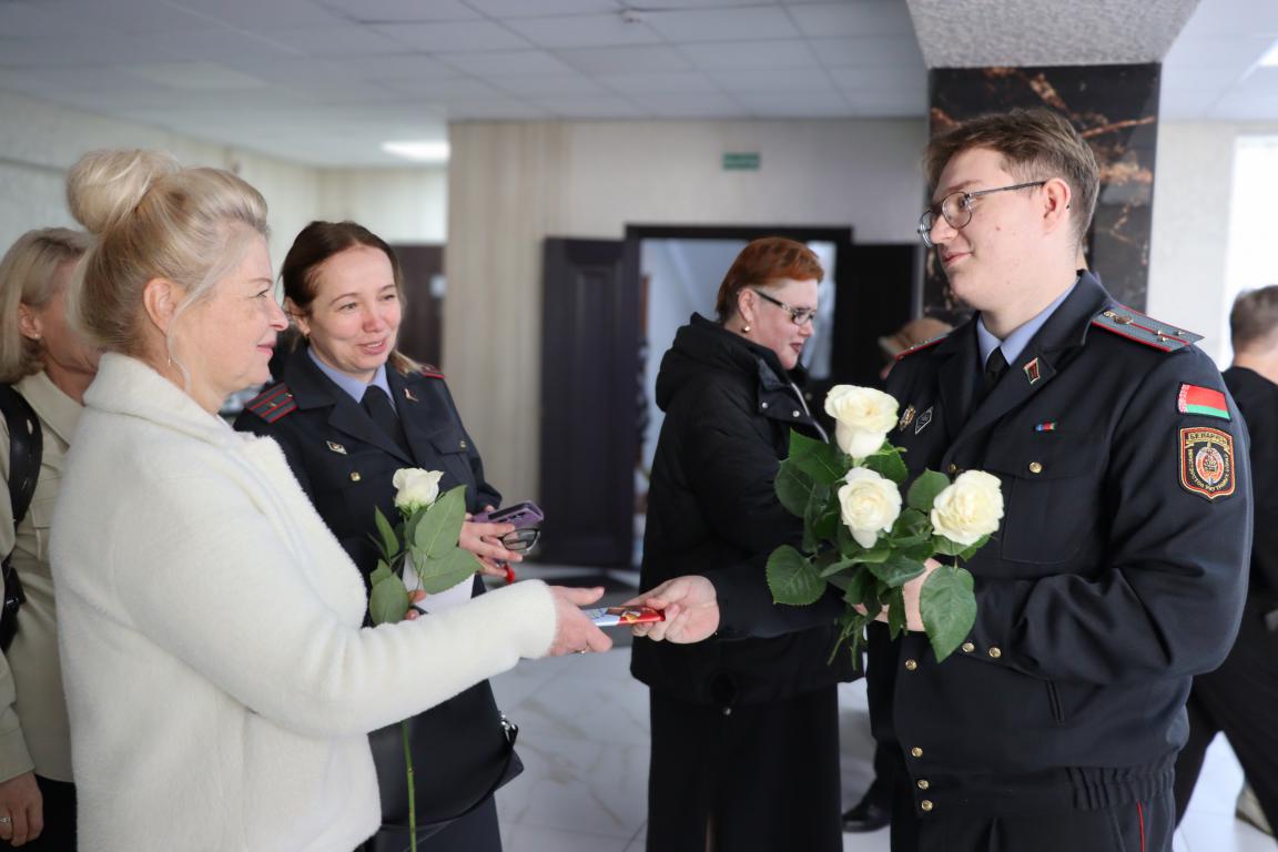 Цветы, подарки и теплые слова: сотрудниц УВД Бобруйского горисполкома поздравили с Днем матери