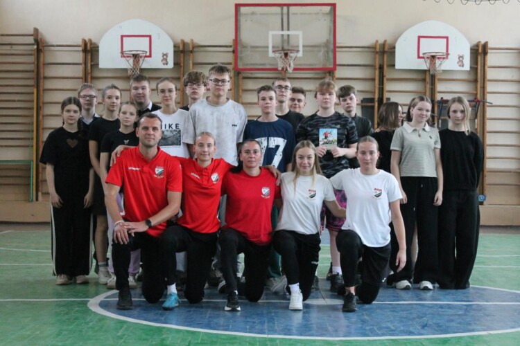 Урок футбола. Игроки женской команды побывали в СШ №26 Бобруйска