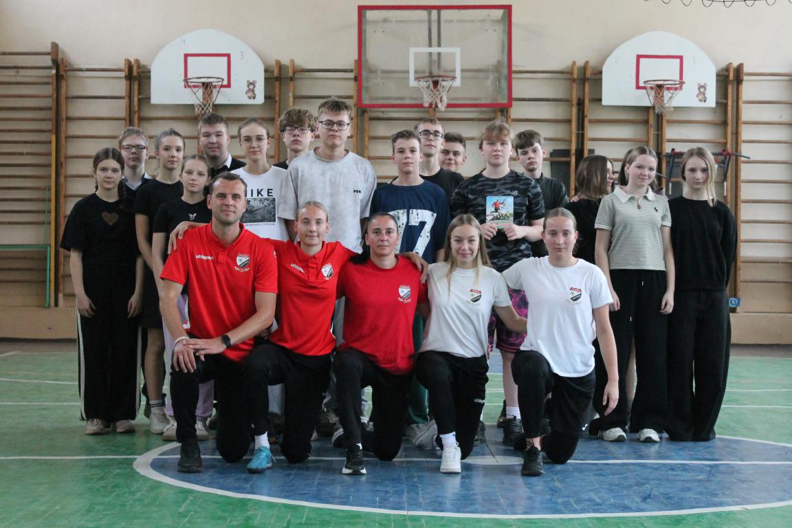 Урок футбола. Игроки женской команды побывали в СШ №26 Бобруйска