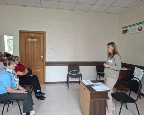 Бобруйские пенсионеры встретились с представителем Беларусбанка. На занятии они учились безопасно пользоваться банковскими услугами