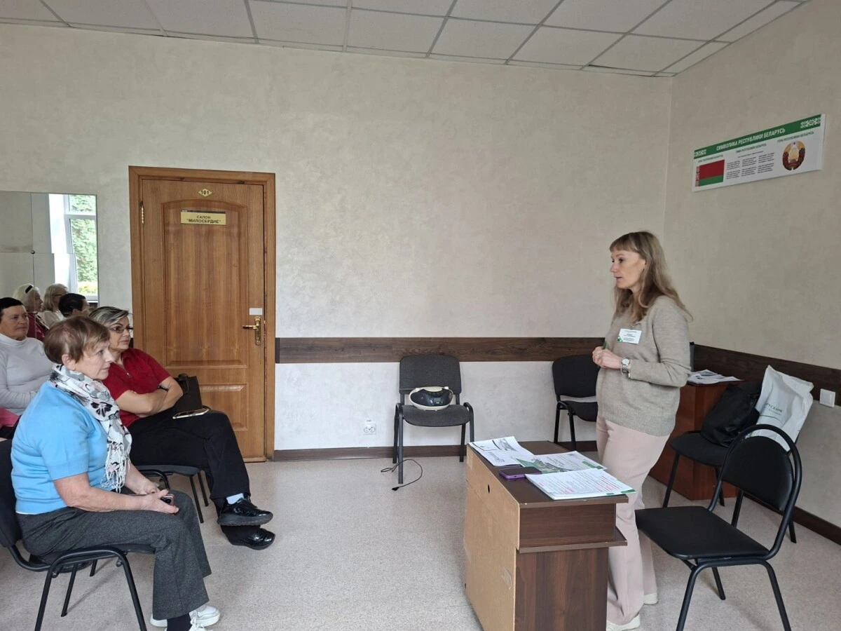 Бобруйские пенсионеры встретились с представителем Беларусбанка. На занятии они учились безопасно пользоваться банковскими услугами