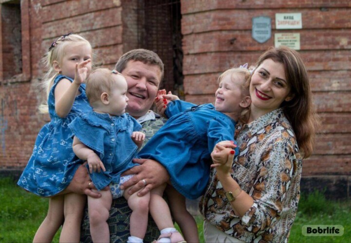 Дорогие мужчины, уважаемые отцы и дедушки! От имени городского исполнительного комитета и городского Совета депутатов поздравляем вас с Днем отца!