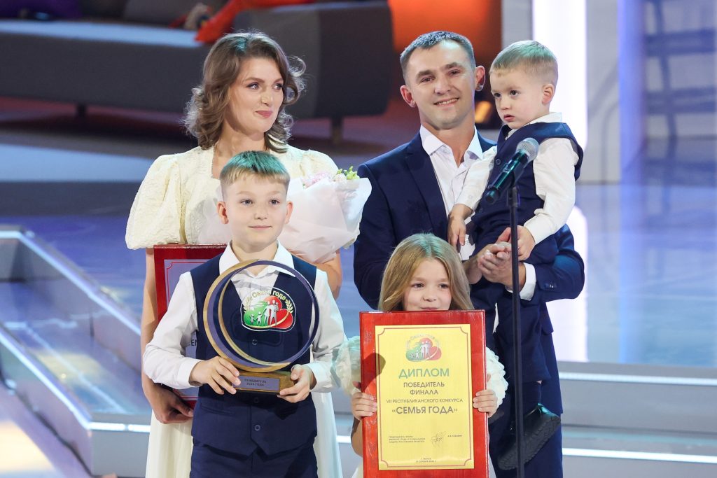 Основа общества: смотрите яркий финал конкурса «Семья года» на телеканале ОНТ