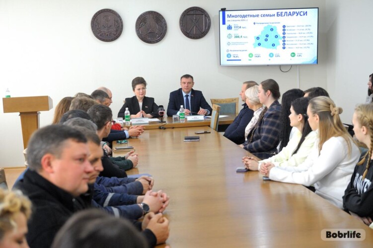 Крепкая семья – сильная страна. Председатель Бобруйского горсовета депутатов Ирина Рынейская провела встречи в коллективах
